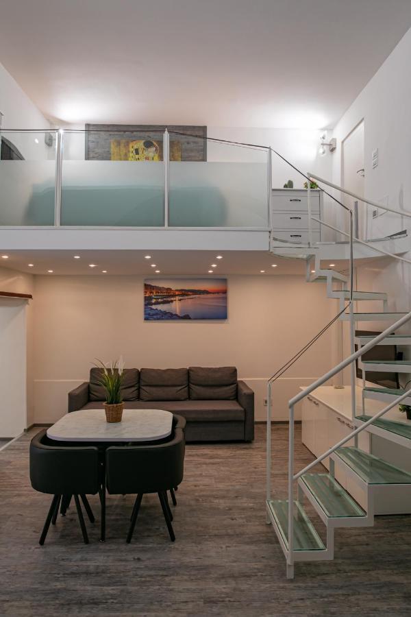 Salerno Mare E Luci Deluxe Apartment Bagian luar foto