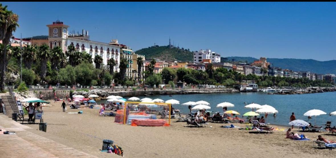 Salerno Mare E Luci Deluxe Apartment Bagian luar foto