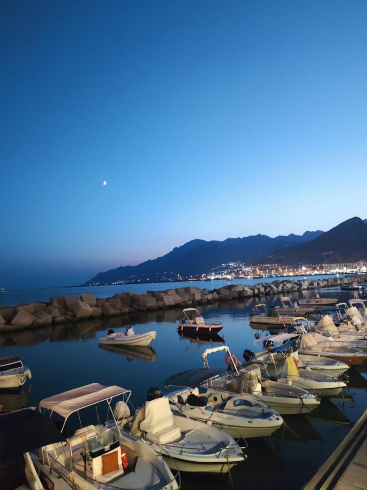 Salerno Mare E Luci Deluxe Apartment Bagian luar foto
